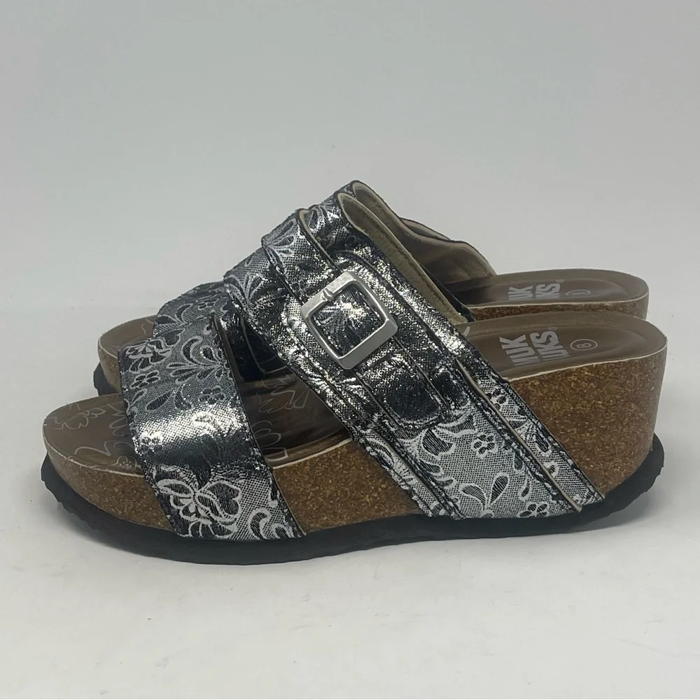Muk Luks Emery Wedge Sandals Womens 8 Metallic Silver Floral Cork Slip On
